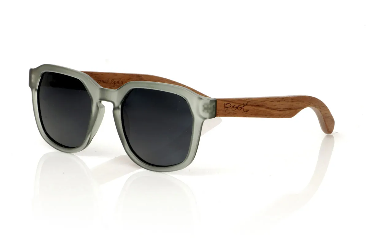 Gafas de Madera Natural de Walnut MOON BLACK. Las MOON BLACK son tus nuevas gafas de sol favoritas, con una montura hexagonal PC en gris transparente mate y varillas de madera de Nogal. Perfectas para quienes buscan un toque especial en su día a día, estas gafas mezclan diseño y naturaleza de forma única. Cómodas para llevar y geniales para ver todo bajo un nuevo prisma, se adaptan a cualquier look y ocasión. lAS moon black son el complemento ideal para cualquier rostro. Pruébalas y siente cómo complementan tu estilo. Medida frontal: 148x50mm. Calibre: 53 Venta al Por Mayor y Detalle | Root Sunglasses® 